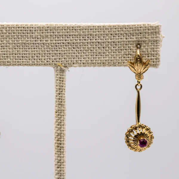 Aretes Colgantes Estilo Floral con Piedra Rubí - Imagen 3