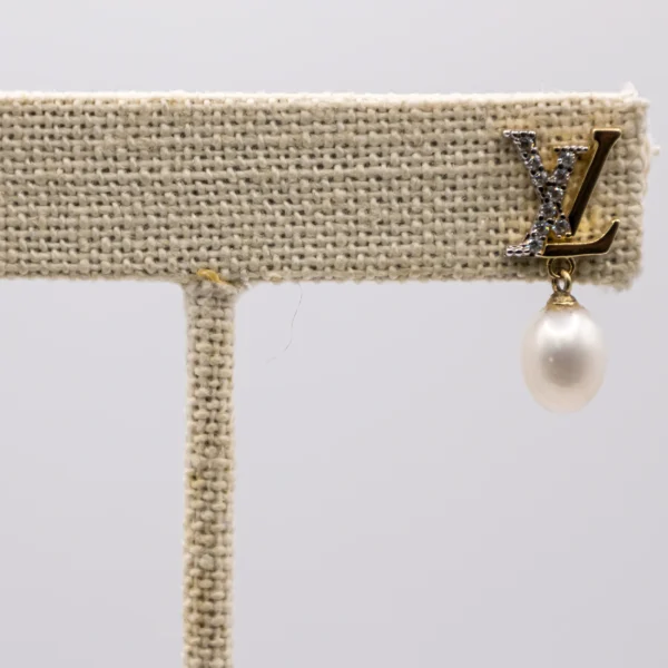 Aretes Colgantes Estilo Louis Vuitton con Imitación de Perla - Imagen 3