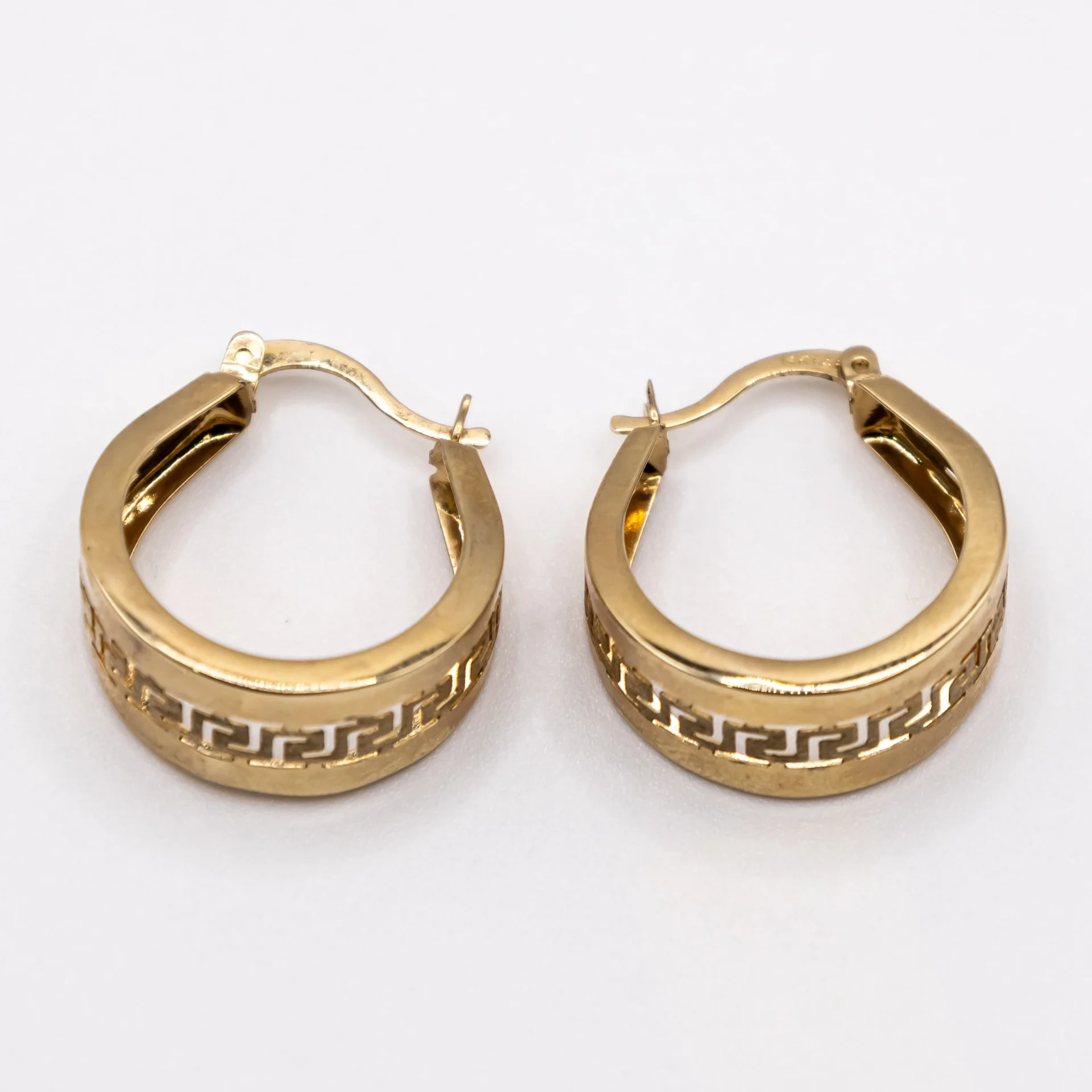 Argollas Pequeñas con Calado y Estilo Versace 14k