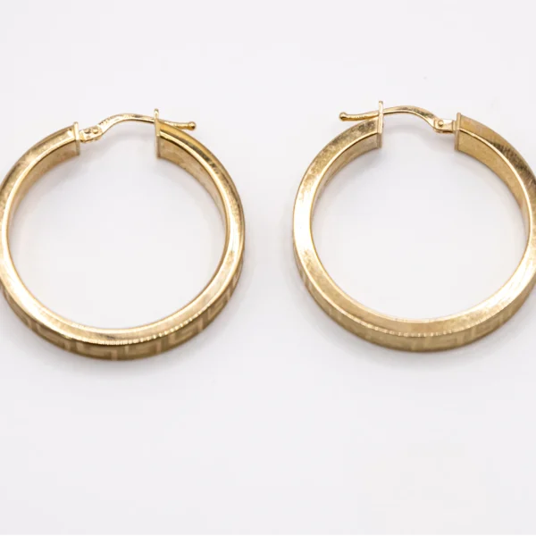 Argollas de Aro Plano con Grabado Estilo Versace 10k