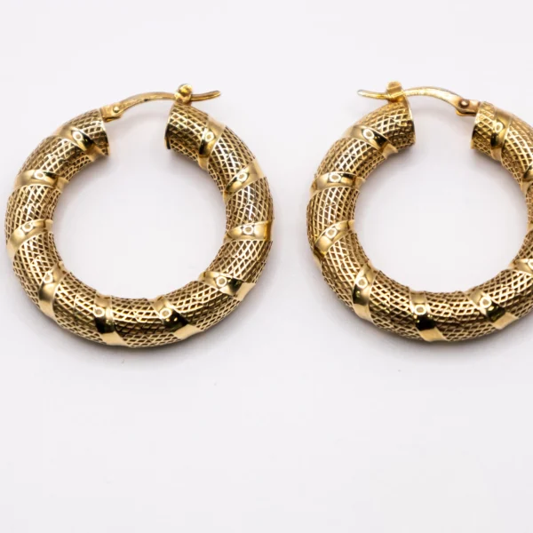 Argollas con Aros Decorados en Diseño de Malla 14k