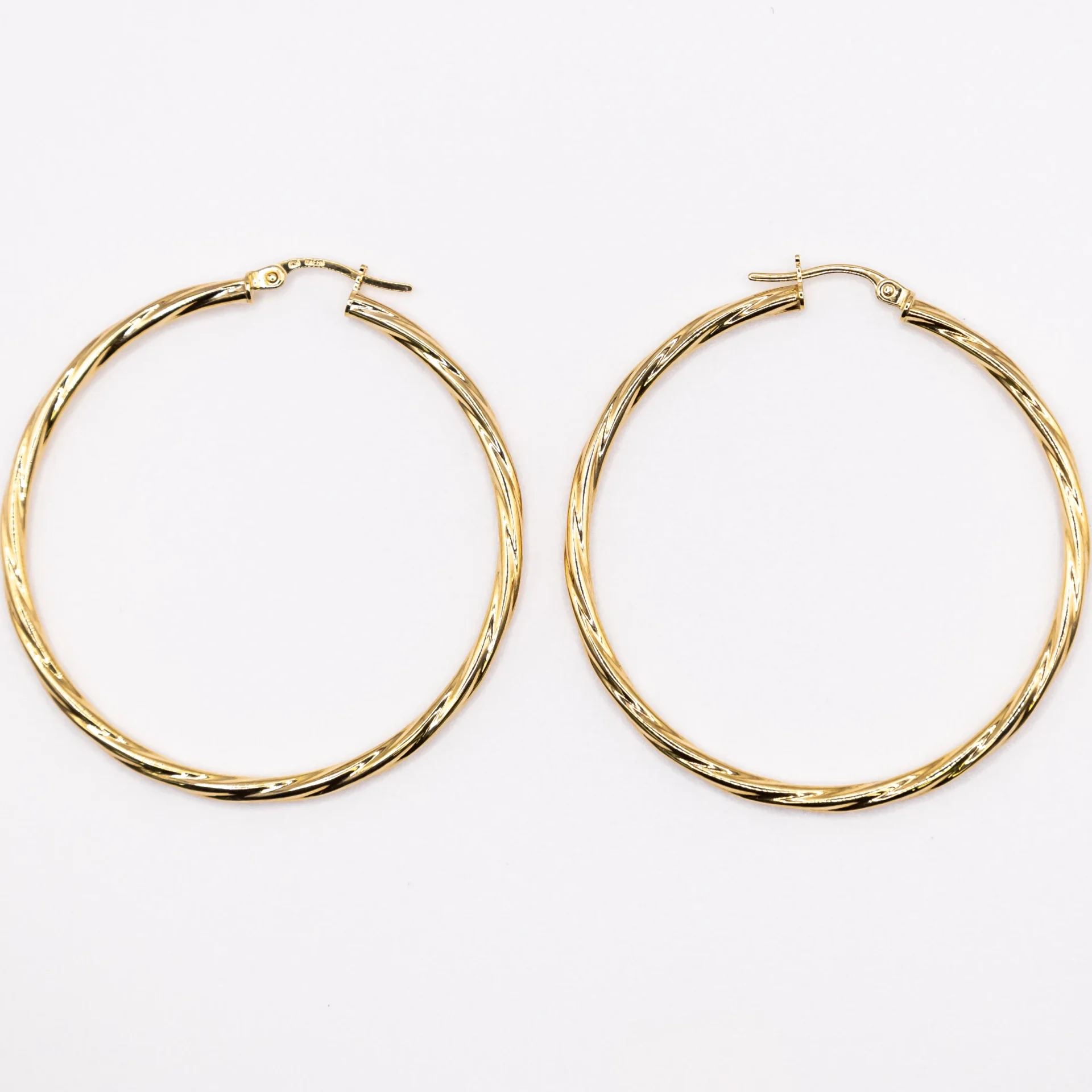 Argollas Grandes con Diseño Fino y Torcido 10k