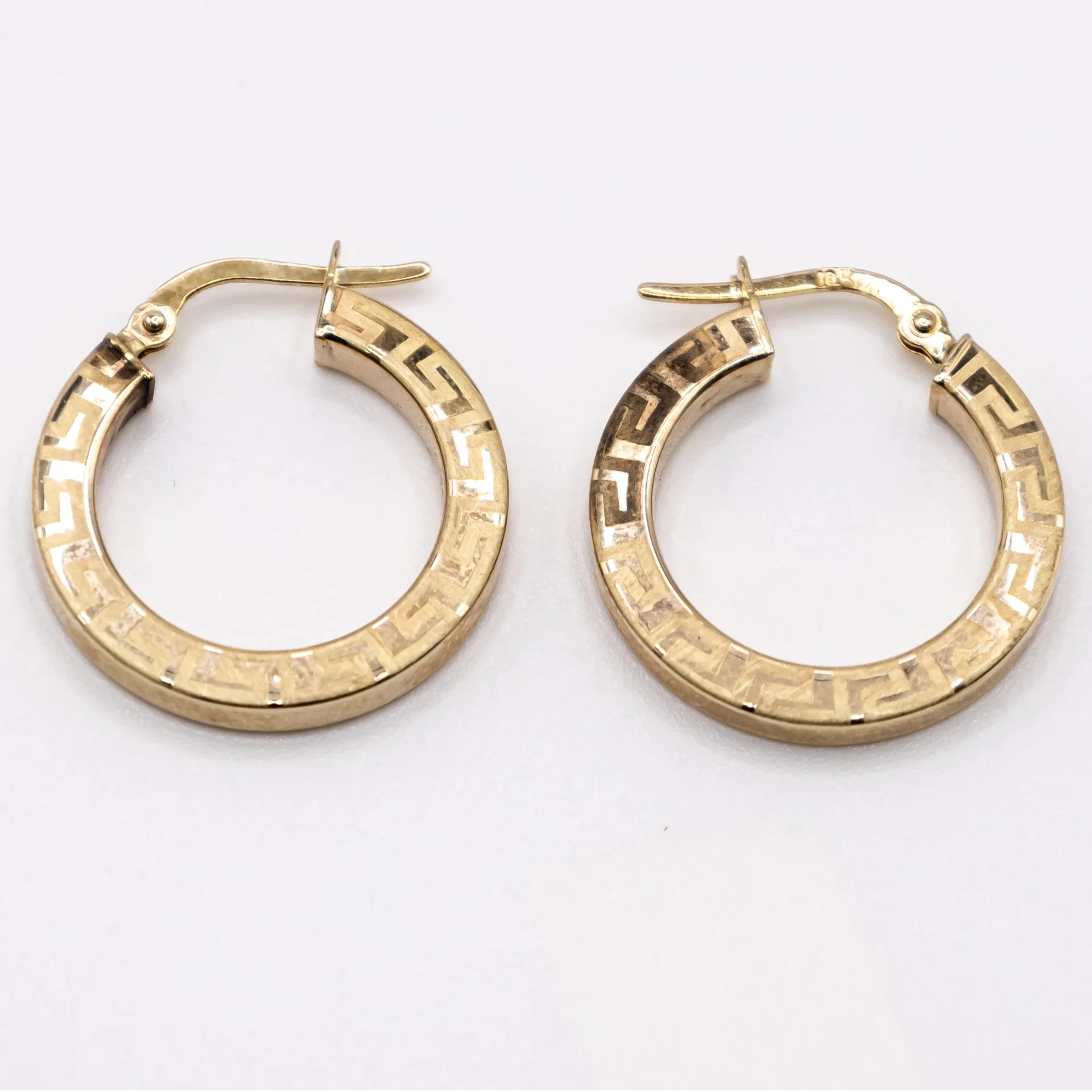 Argollas Grandes de Banda Semi Ancha Estilo Versace 10k