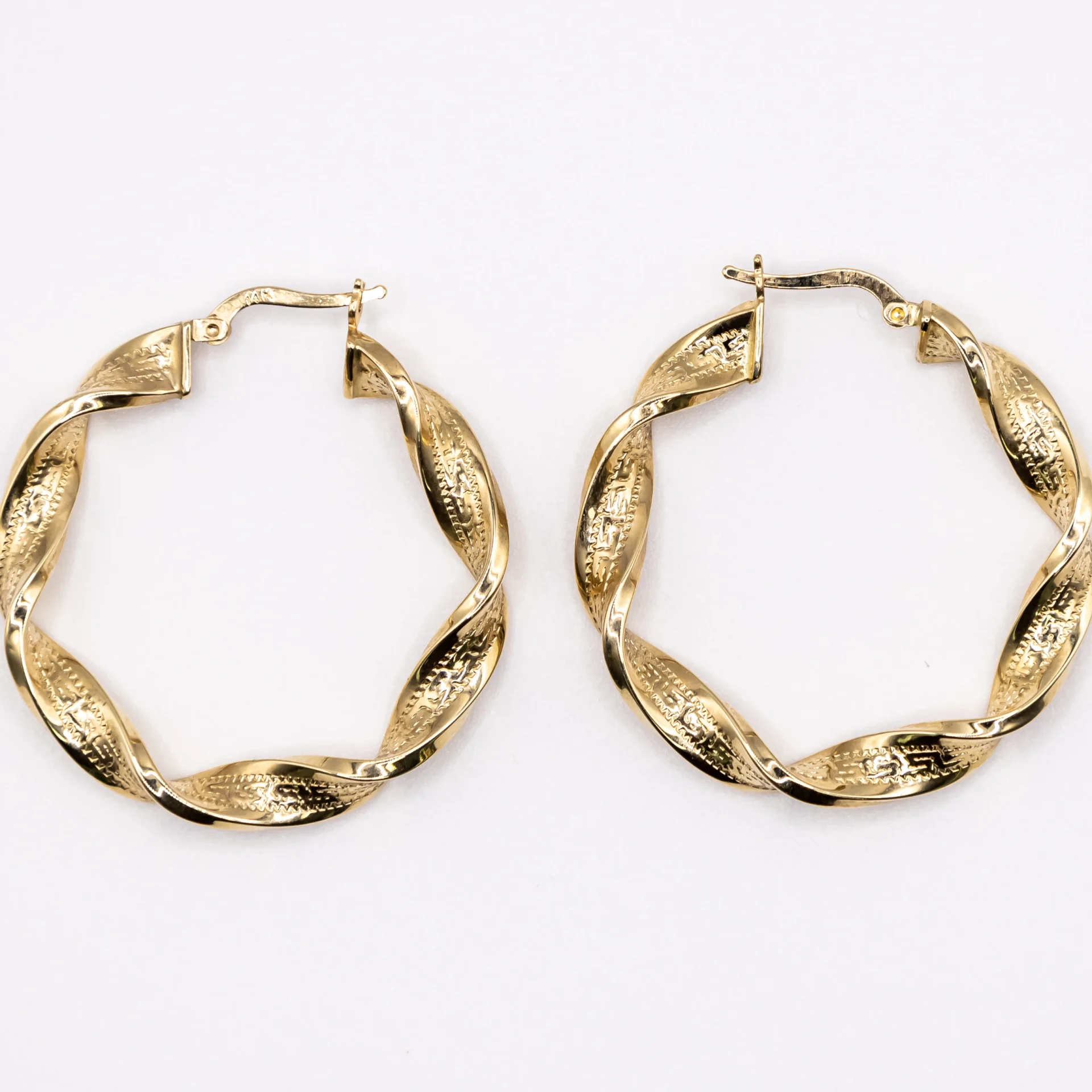 Argollas Medianas con Diseño Torcido y Texturizado 14k