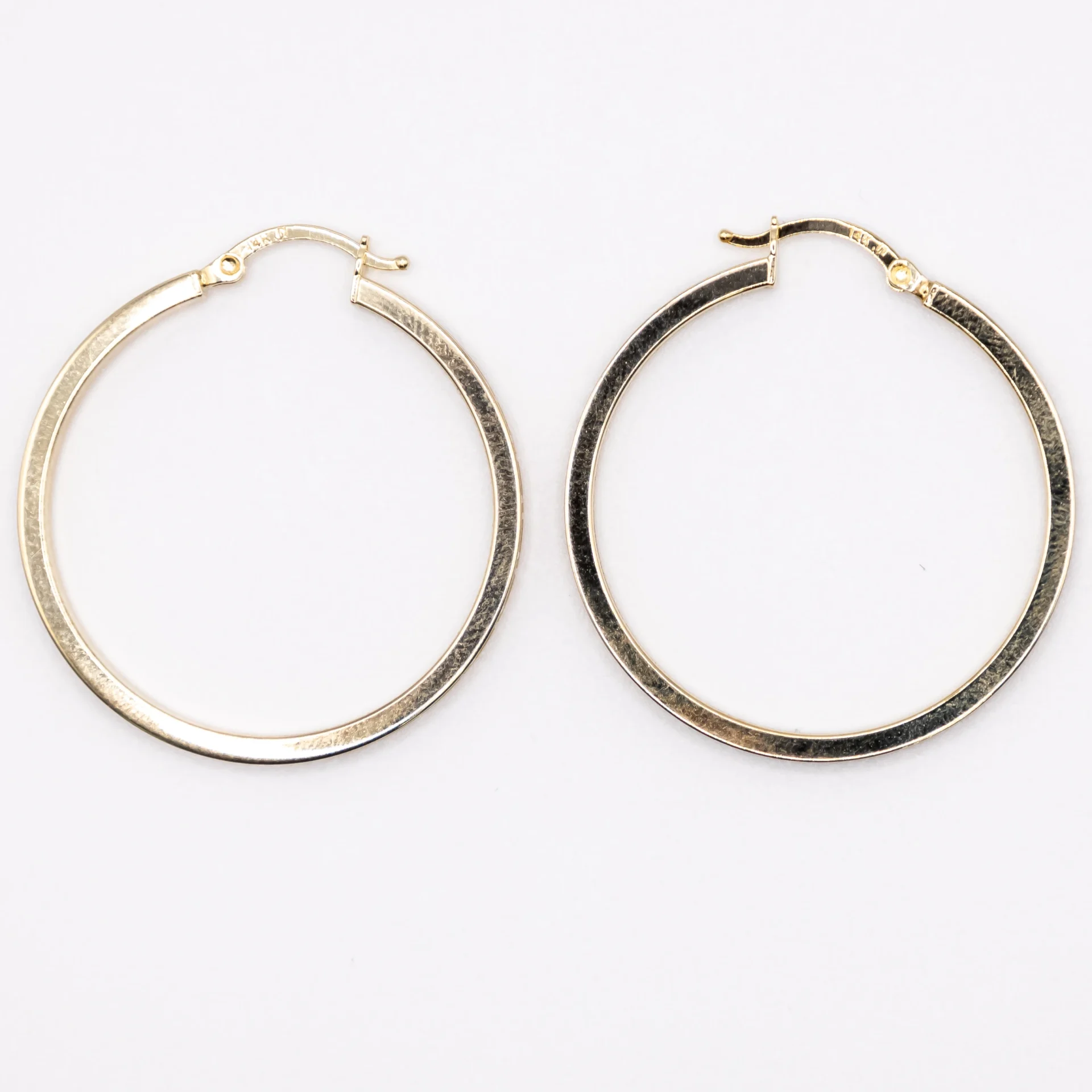 Argollas Grandes de Banda Fina con Decorado Estilo Versace 14k