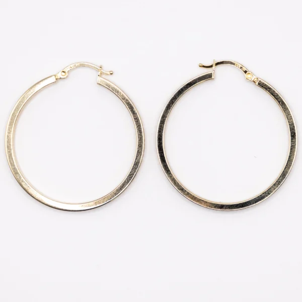Argollas Grandes de Banda Fina con Decorado Estilo Versace 14k