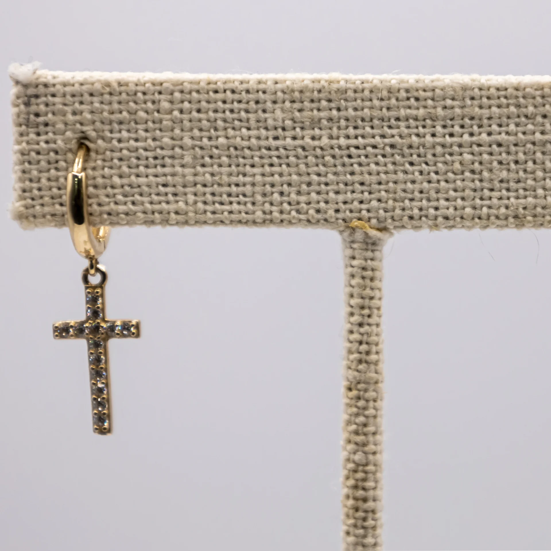 Aretes colgantes con cruz y zirconia