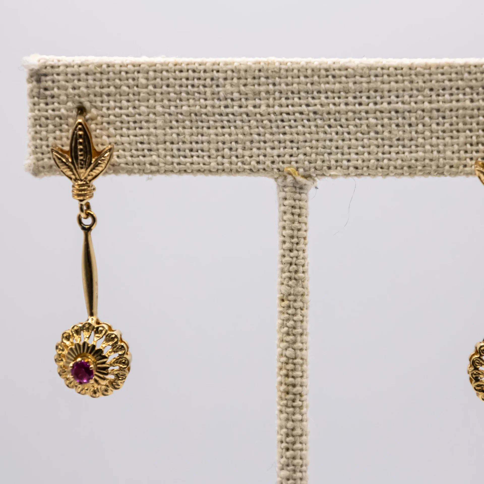 Aretes colgantes estilo floral con piedra rubí