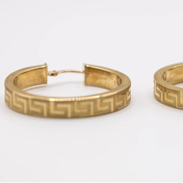 Argollas de Aro Plano con Grabado Estilo Versace - Imagen 2