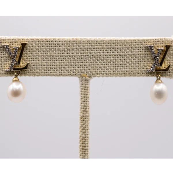 Aretes Colgantes Estilo Louis Vuitton con Imitación de Perla - Imagen 4