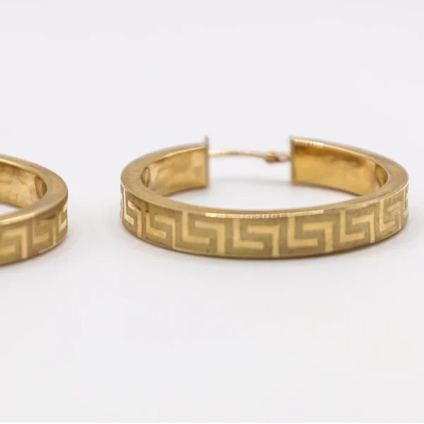 Argollas de Aro Plano con Grabado Estilo Versace - Imagen 3
