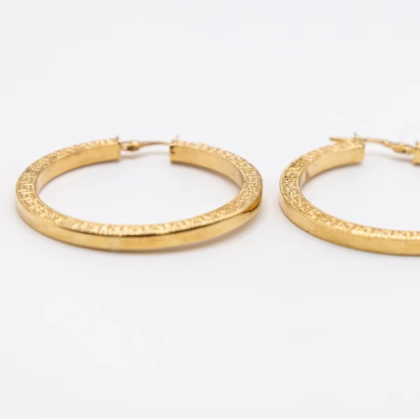 Argollas Grandes de Aro Plano con Laterales Estilo Versace - Imagen 3