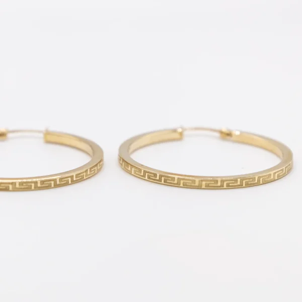 Argollas de Banda Fina con Decorado Estilo Versace, 31,6mm de Diámetro, 1.9mm de grosor - Imagen 3