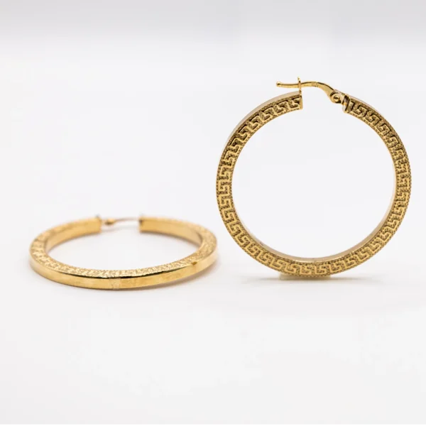 Argollas Grandes de Aro Plano con Laterales Estilo Versace - Imagen 4
