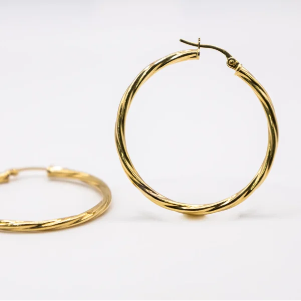 Argollas Grandes con Diseño Fino y Torcido - Imagen 5