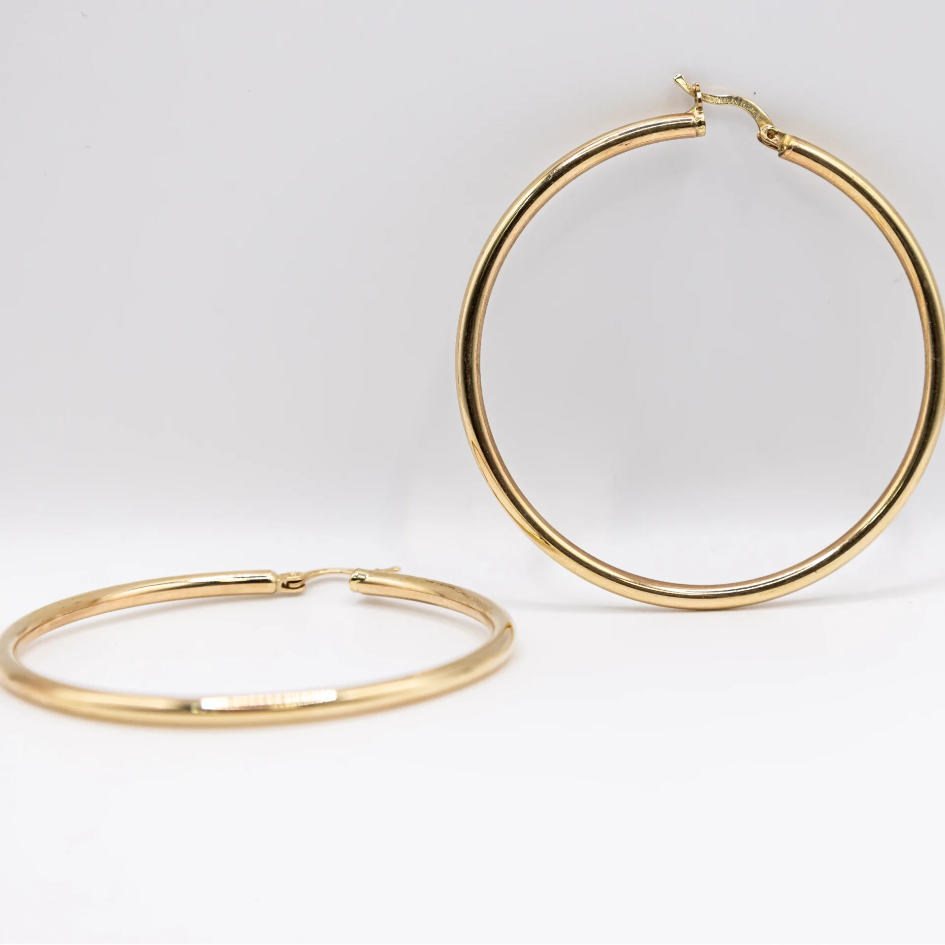 Argollas Grandes con Aro de Tubo Fino y Liso 14k