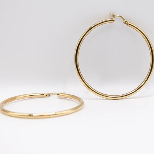 Argollas Grandes con Aro de Tubo Fino y Liso 14k