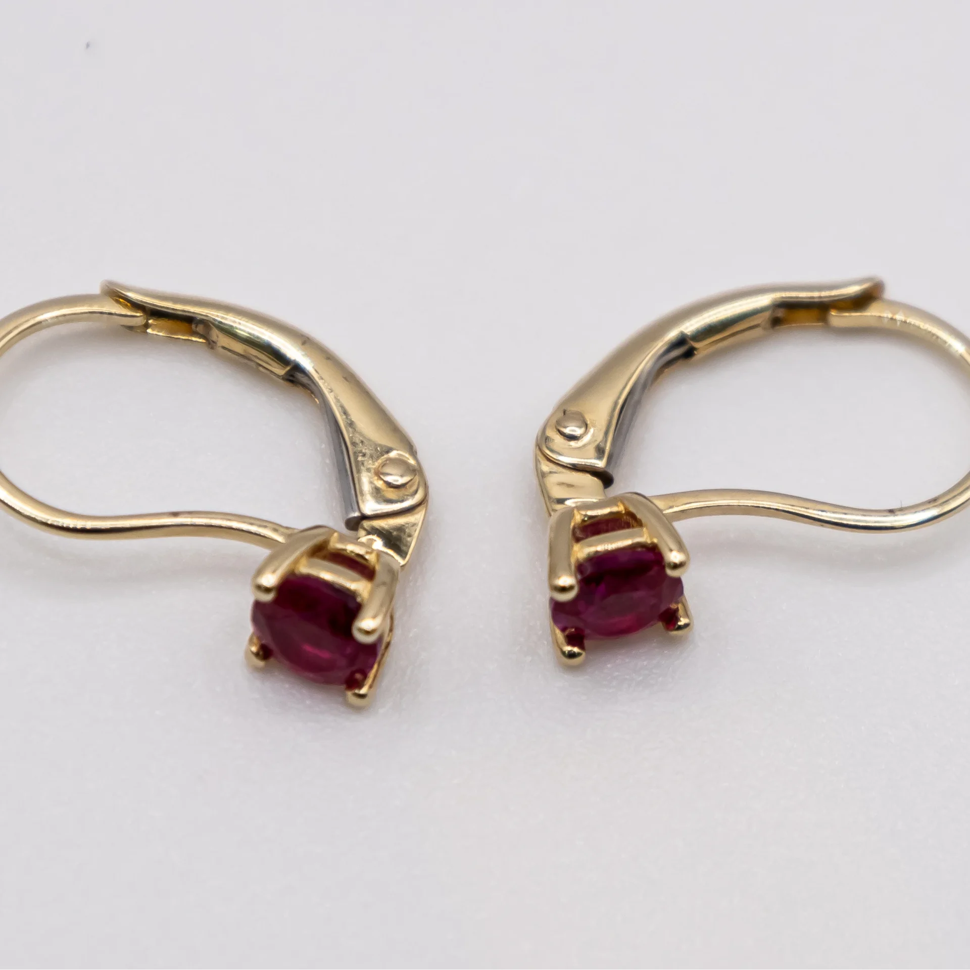 Aretes  colgantes de piedra roja cirre a presión