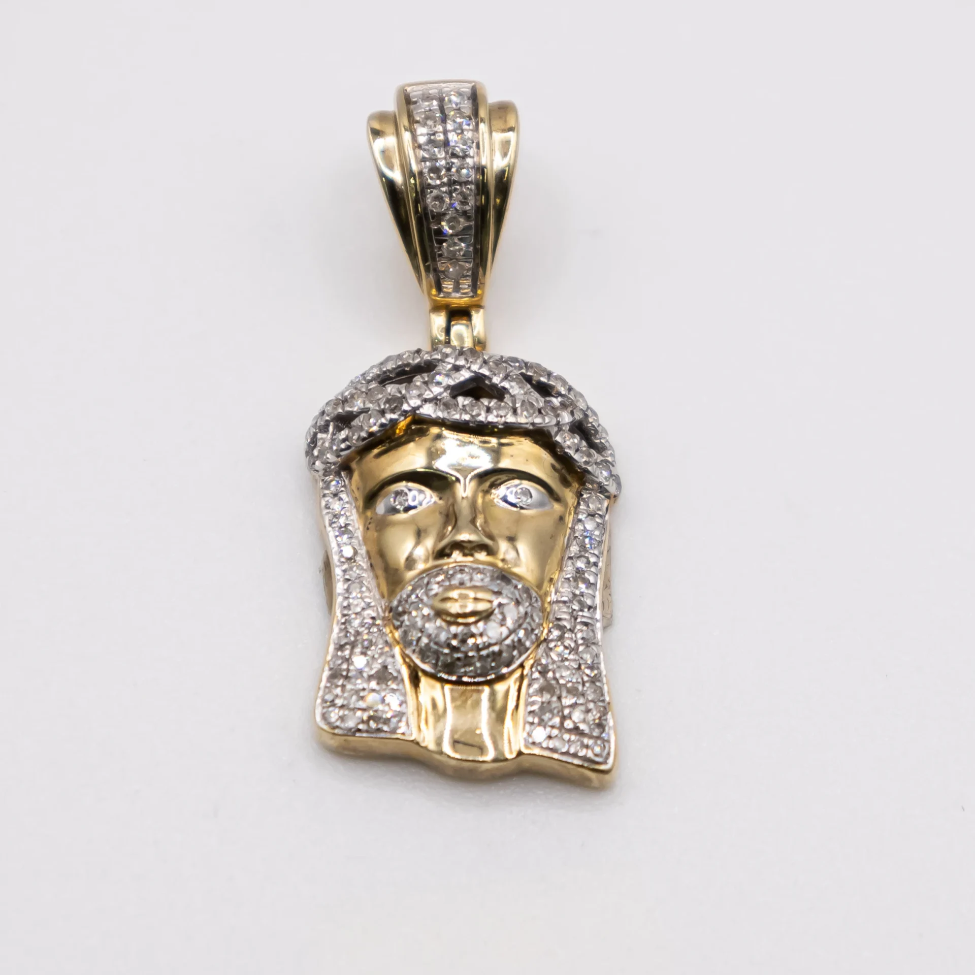 Dije de Cristo con zirconia