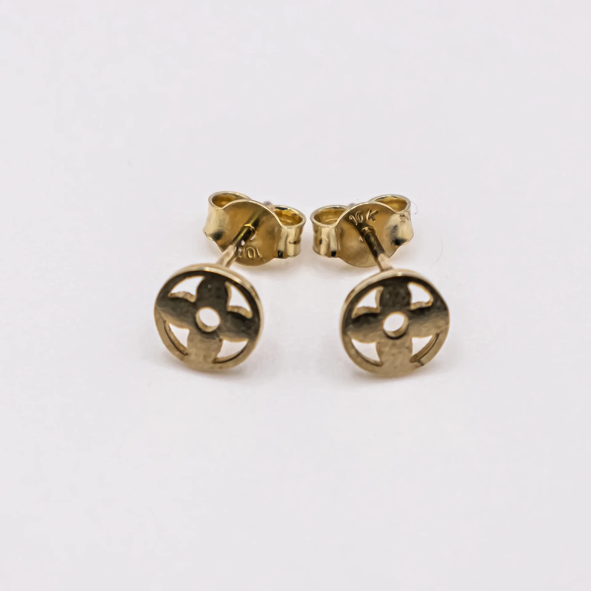 Aretes circulares con flor en el centro
