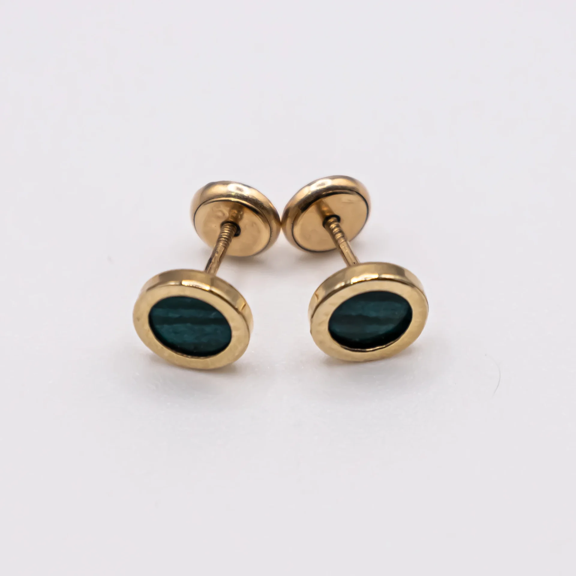 Aretes circulares con piedra verde