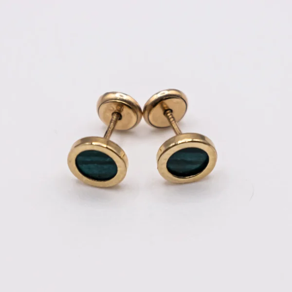 Aretes circulares con piedra verde