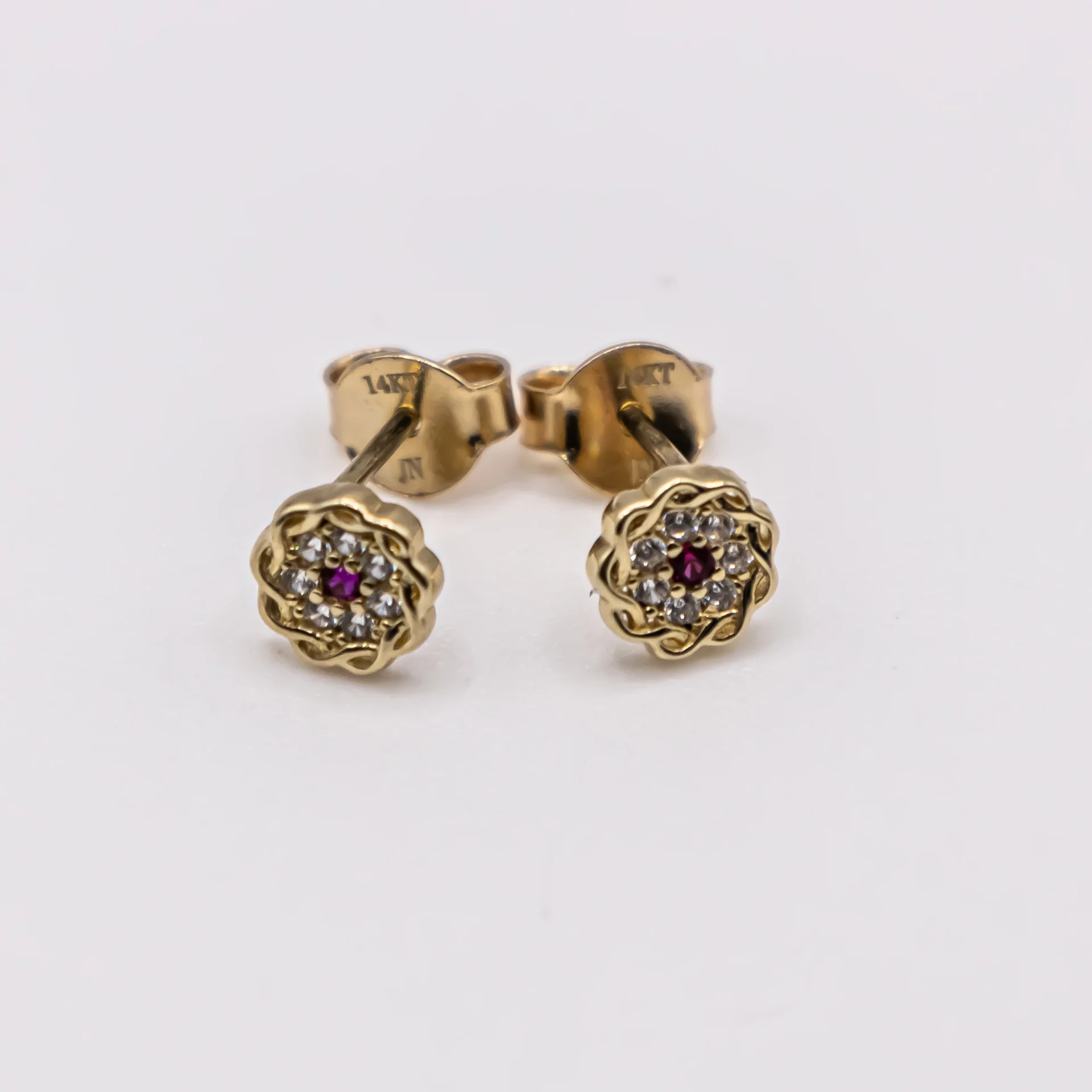 Aretes de estrella con piedra roja