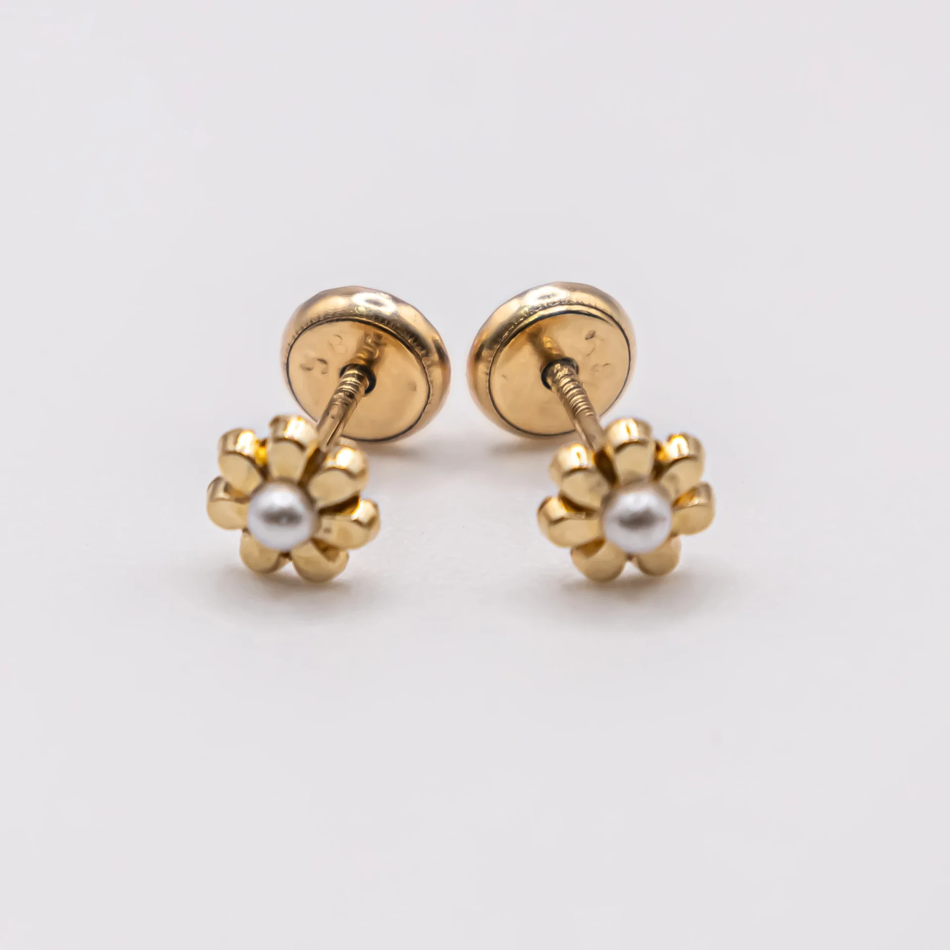 Aretes de flor pequeña con perla de imitación