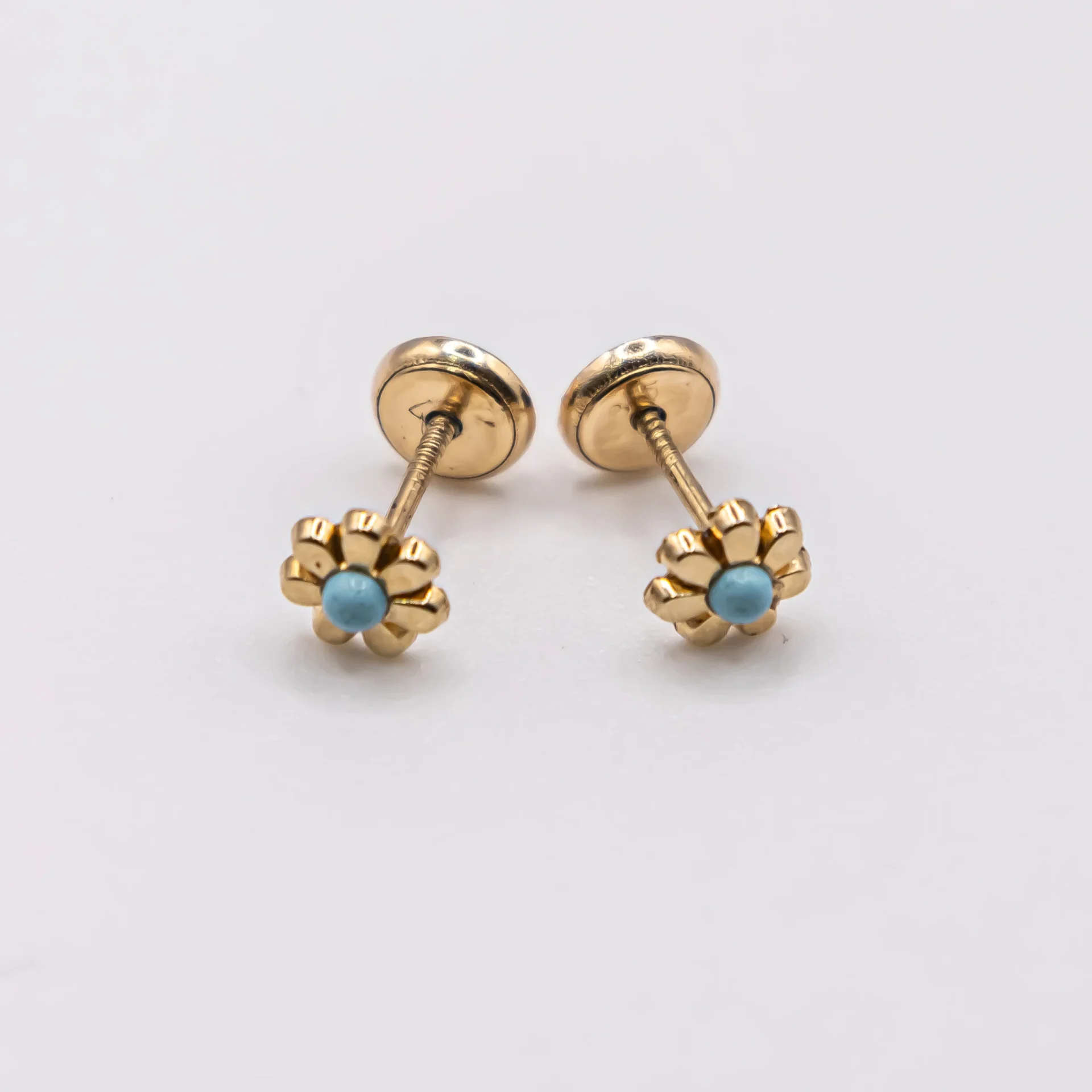 Aretes de flor pequeña con piedra color turqueza