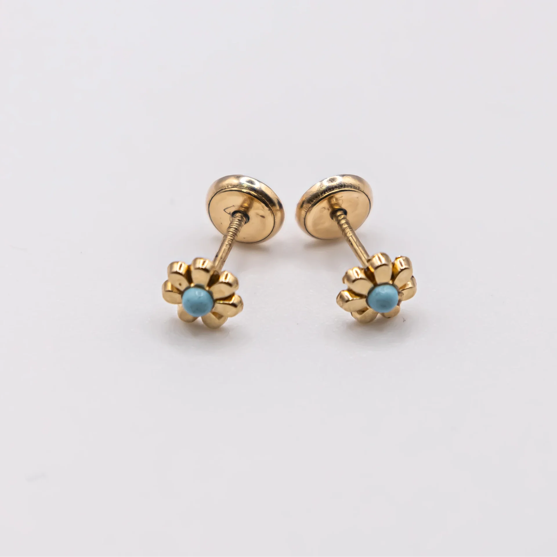 Aretes de flor pequeña con piedra color turqueza