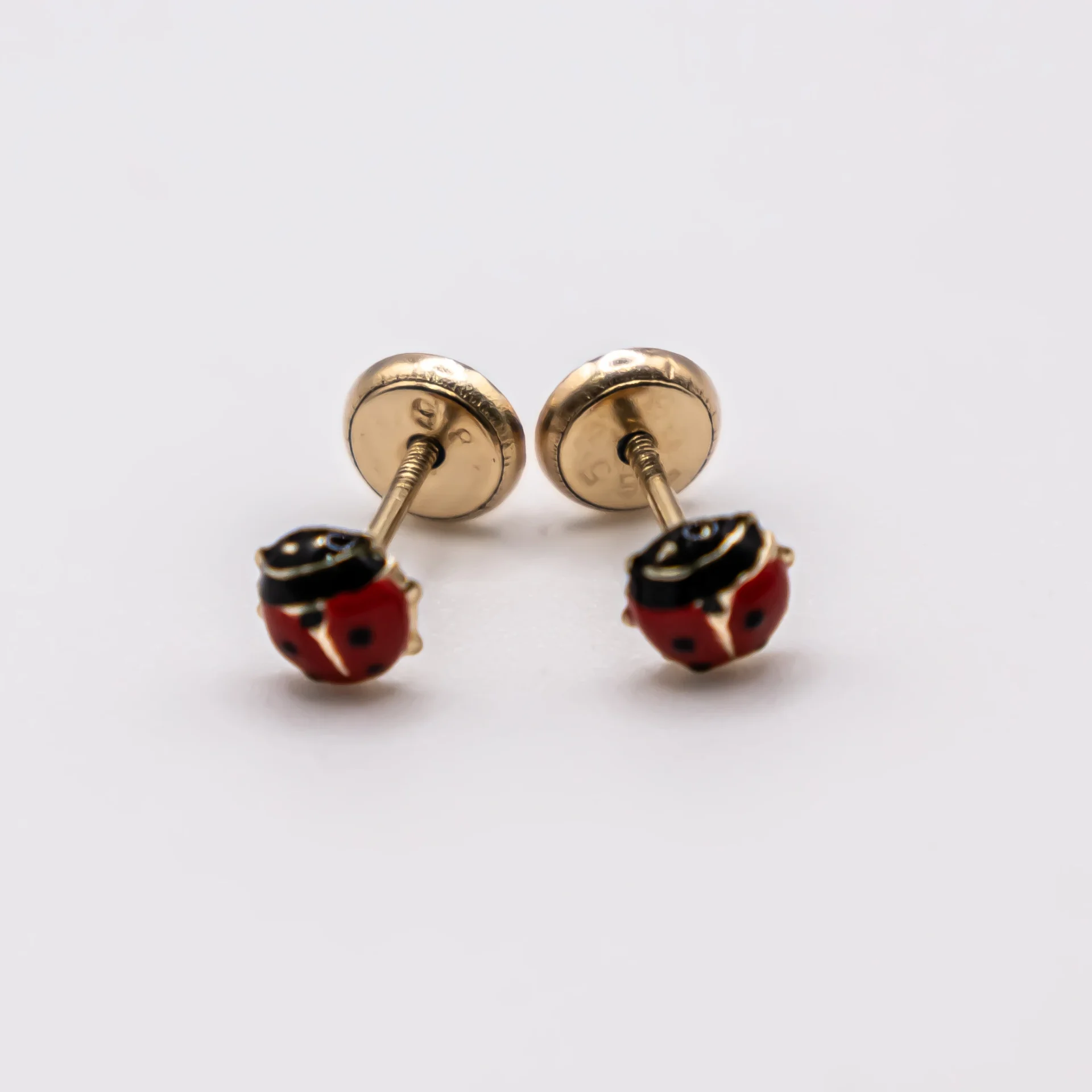 Aretes de mariquitas pequeñas color rojo