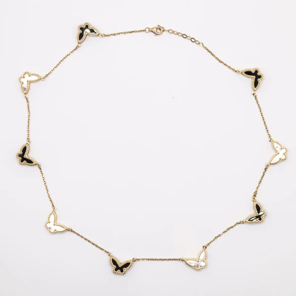 Gargantilla con mariposas blancas y negras