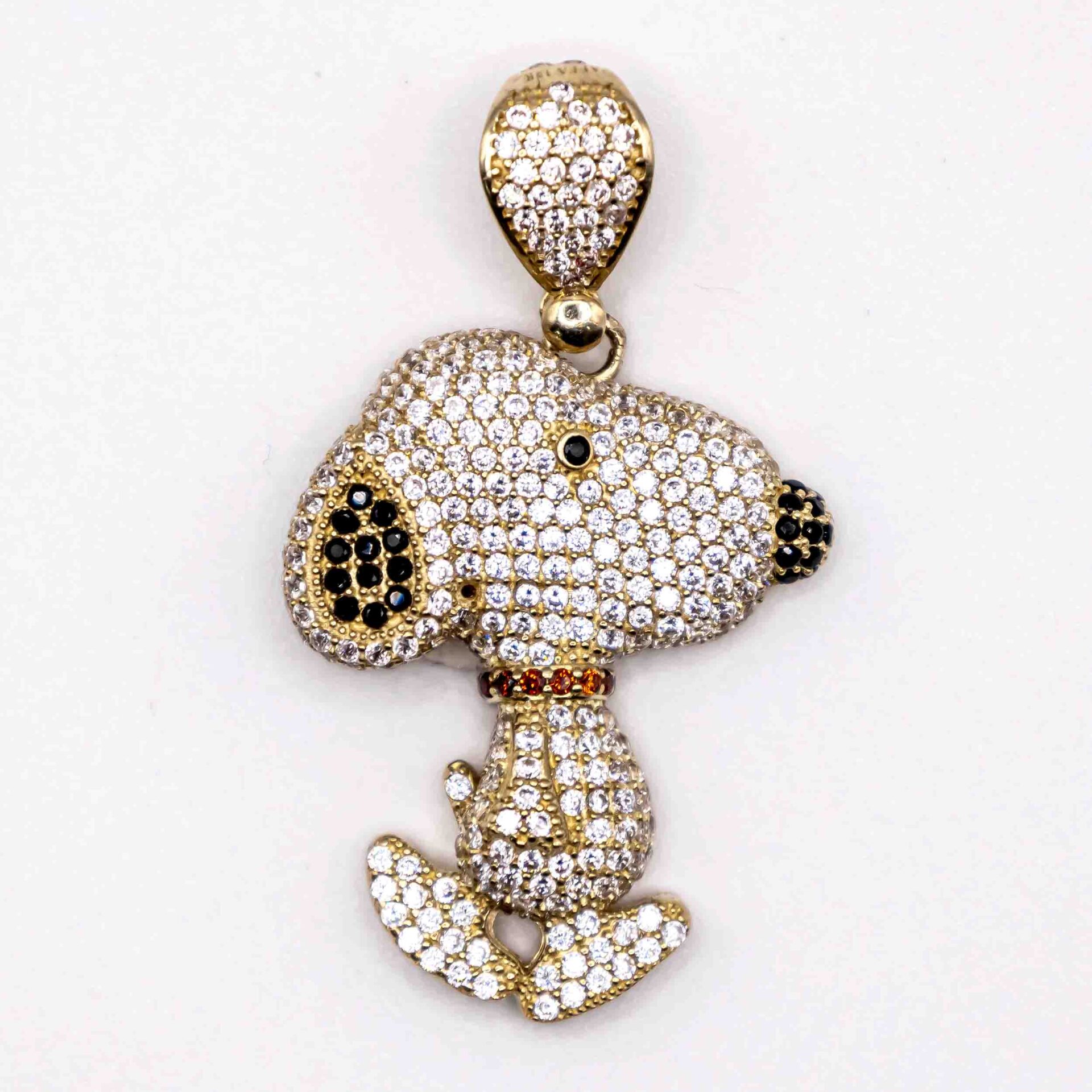 Dije de Snoopy con Zirconia