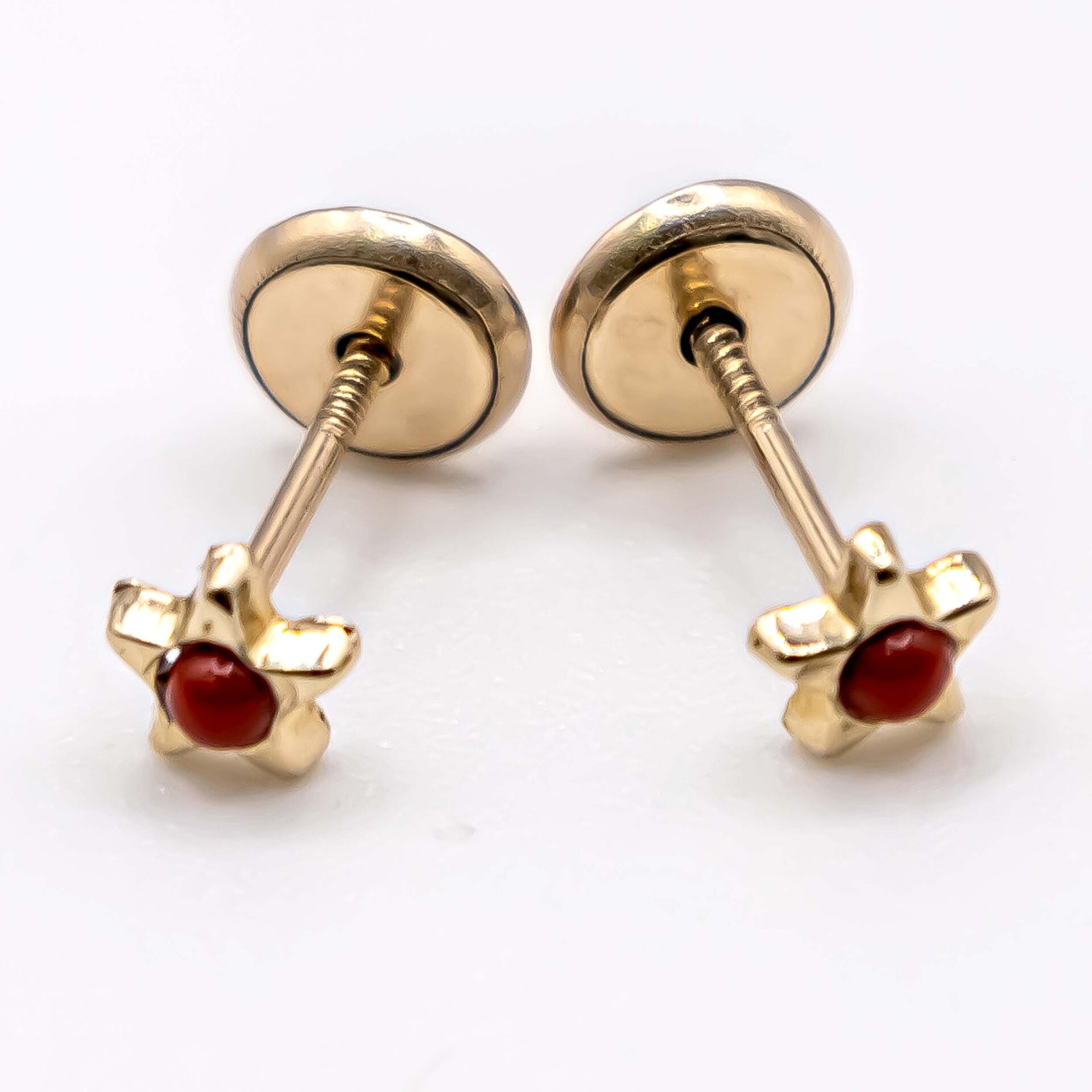 Aretes de Estrella con Piedra Roja